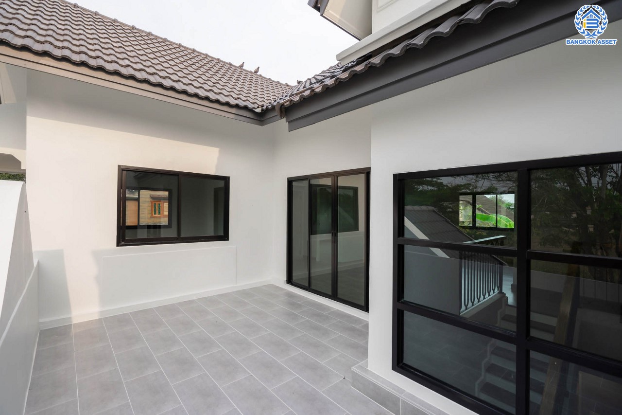 บ้านมือสองตกแต่งใหม่ ม.กฤษดานคร18 บรมราชชนนี เนื้อที่ 125 ตร.ว. บนพื้นที่ใช้สอยมากถึง 353 ตร.ม. อีกระดับของฟังก์ชัน 4 ห้องนอน 4 ห้องน้ำ 1 ห้องอเนกประสงค์ 1 ห้องแม่บ้าน จอดรถได้ 2 คัน บรรยากาศสุด Private บนทำเลศักยภาพเชื่อมต่อหลายเส้นทาง ใกล้เซ็นทรัลปิ่นเกล้า ม.มหิดล และทางด่วน "กาญจนาภิเษก"...